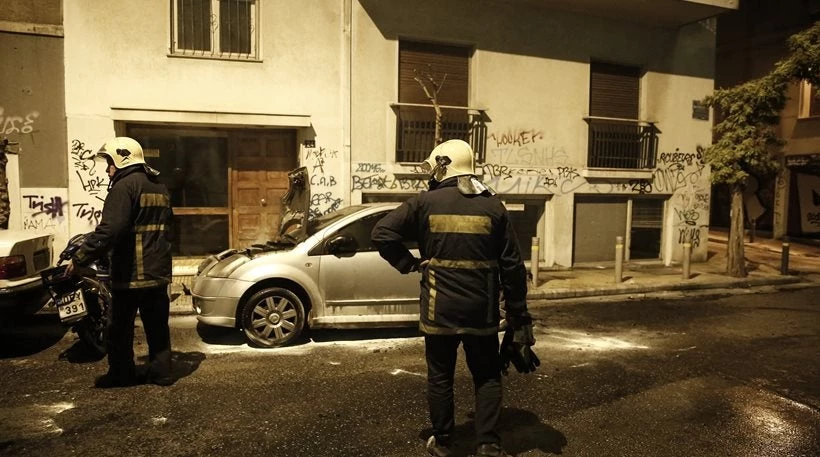 Συναγερμός τη νύχτα στην Πυροσβεστική για πυρκαγιές σε πέντε αυτοκίνητα